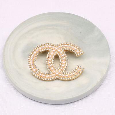China Simple Delicate Fashion 2 Colors 18K Gold Plated Geometric Bling Rhinestone Letter Pearl C Brooches for sale