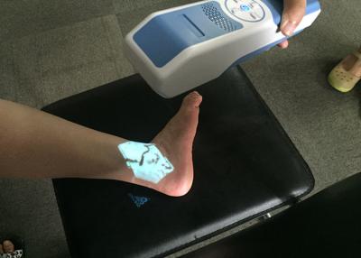 中国 医学の携帯用赤外線静脈のファインダーの5時間連続的な働くことを用いる容器のための直接投射のタイプ 販売のため