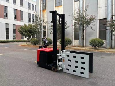 China Carga nominal de 200 kg carretilla elevadora eléctrica con sujeción trasera de acero y rango del brazo de 500-1700 mm en venta