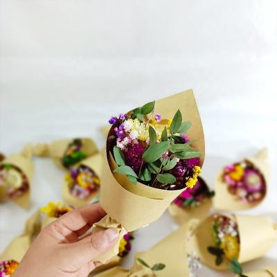 China 2022 new trend flower bouquet mini flower arrangement natural dry hot sale natural dry flower bouquet for sale