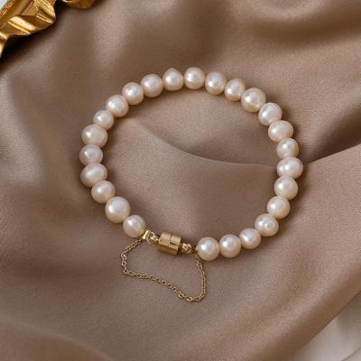 China Wholesale Vintage Women's Natural Pearl Beaded Bracelets INS Vintage Freshwater Pearl Magnet Bracelet For Female Student for sale