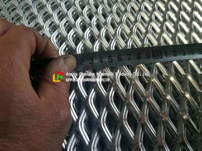 Chine Trou augmenté galvanisé à faible teneur en carbone de forme de diamant de maille en métal pour la construction de mur à vendre