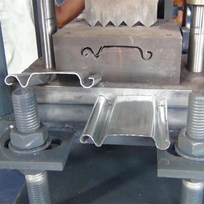 Cina Rotolo della lamiera di acciaio che forma potere idraulico a macchina della stazione del macchinario 4KW della struttura di sportello in vendita