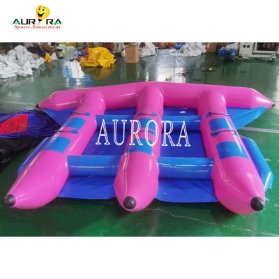 China Volwassenen Pvc-doek opblaasbaar waterspeelgoed 4x3m opblaasbaar vliegende vissenboot 6 personen Te koop