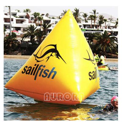China Triangle Giant Drijvende opblaasbare waterspeelgoed 0.6mm-0.9mm PVC opblaasbare waterboeien Te koop
