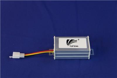 中国 高性能の電気自動車は、赤い/黄色ワイヤーが付いているが付いている10A理性的なコンバーター分けます 販売のため