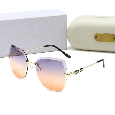 China Dark Trendy Sunglasses 2022 Women Newest Golden Personality Square Frame Sunglasses for sale