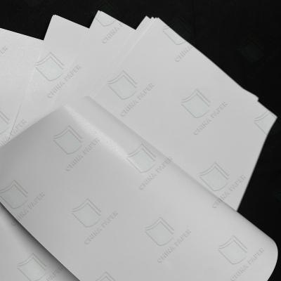 China Papel recubierto de peso ligero 700*1000MM Papel recubierto de dos lados de bajo peso Papel LWC Imágenes publicitarias Papel en venta