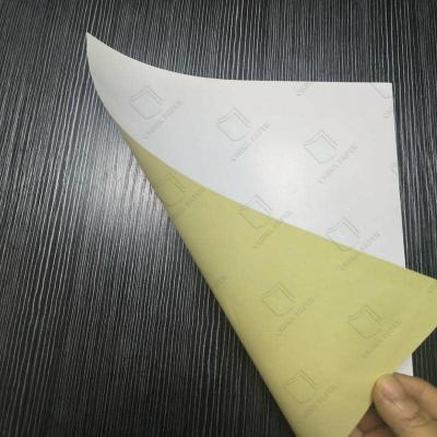 Chine 150-250 g de papier jaune / blanc d' étiquette autoadhésive imprimée en rouleau pour l' expédition Étiquettes d' emballage au détail à vendre
