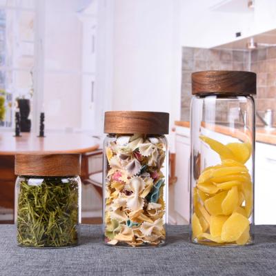 Chine Pot en verre résistant à la chaleur de bouteille de stockage avec le couvercle à bouchon vissable en bois d'acacia à vendre