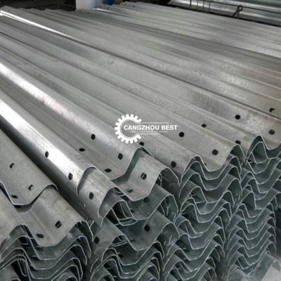 Chine machine épaisse de 4mm 15m/Min Crash Barrier Roll Forming avec des trous à vendre