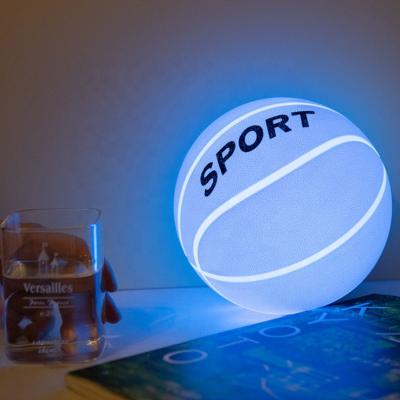 Chine Lumière molle de nuit de basket-ball de silicone LED d'USB de sport blanc rechargeable de lampe du contact pour la crèche d'enfants de bébé à vendre