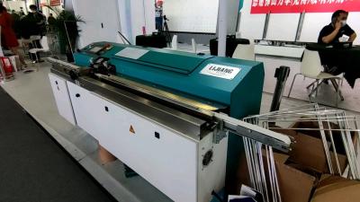 China Máquina butílica automática da extrusora com o bocal de colagem ajustável à venda