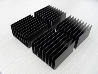 Chine Le radiateur en aluminium de anodisation de revêtement de poudre profile la clôture colorée de rendement élevé à vendre