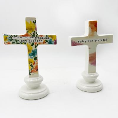 China Material cerâmico sólido Artesanato Esculptura de pé para mesa Ornamento de altar Cruz com palavras à venda
