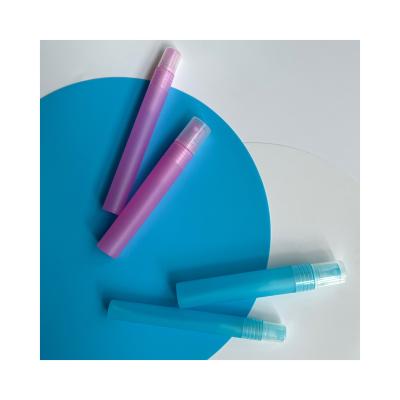 Chine Matériau du corps PP 5ml 8ml 10ml Coloré Portable Bouteille de parfum vide et rechargeable Spray à vendre
