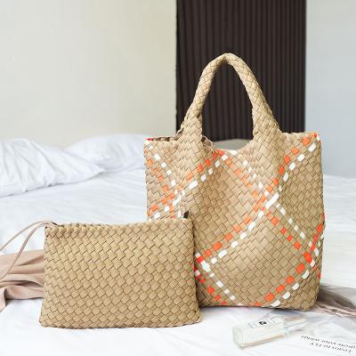 China Fashion High Quality Handmade Woven Handbag 2pcs Set Straw Shoulder Bag Summer Beach Women Large Neoprene Tote Bag for sale