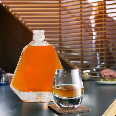 China Material del cuello Vidrio 700 ml Vodka Liquor Bebida alcohólica Whisky Rum Botella de vidrio en venta