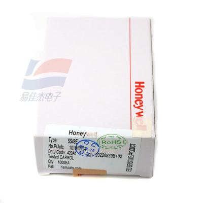 China SS49E Sensor de efecto Hall montado a través del agujero Compacto tensión de alimentación de operación de 10 V en venta