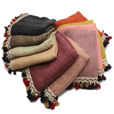 China Simple dyed plain dyed 2020 muslim girls soft shawlsviscose cotton pleat hijab scarf pleated hijab with short tassels for sale