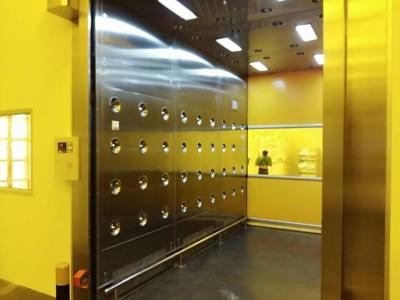 China depth 4000mm Full Stainless Steel 304 Space-Saving Industrial Air Shower Tunnel With 1.5kw Fast Speed Shutter Doors for sale