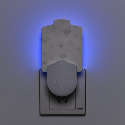 China Dispositivo ABS blanco 0,8W luz UV Atraer mosquito polilla mosquito Lámpara asesina de uso interior Enchufe de insectos voladores trampa en venta