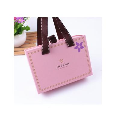 Chine Taille personnalisée Petit tiroir Boîte d'emballage Sacs-cadeaux en papier avec poignées de ruban à vendre