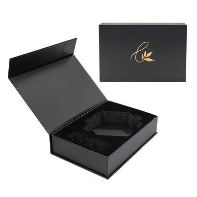 China Custom Black Matte Estampado Logotipo de Ouro Magnético Prêmio de jóias Caixa de Papel com Inserto de espuma à venda