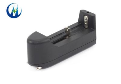 Chine l'UE de 3.7V Daul murent le chargeur de batterie pour les batteries rechargeables 104*43*34mm à vendre