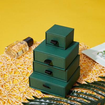 Chine OEM en vrac cadeau de luxe Cartons en papier pour emballage de bijoux avec insert de velours à vendre
