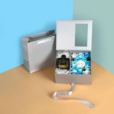 China Caja de embalaje de regalo de cartón con logotipo personalizado con caja de regalo de lujo en venta