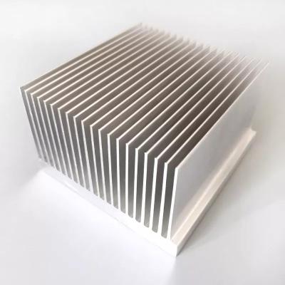 Κίνα ADC12 ασημένια εξώθηση Heatsink αλουμινίου λήξης με deburring τη διαδικασία προς πώληση