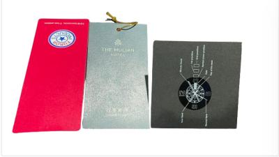 Cina Tag di appesa di lusso Abbigliamento personalizzato Tag di appesa carta Tag di oscillazione in rilievo in vendita