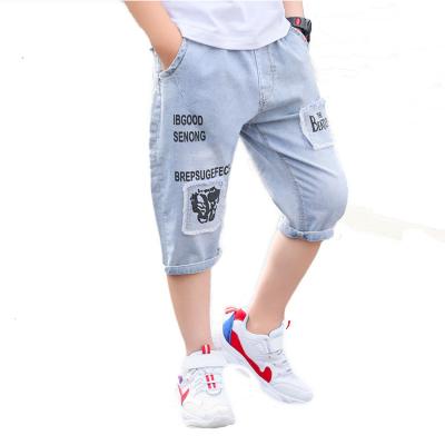 China New Boy Summer Anti-Static Teen Fashionable Kids Jeans Half Pants Letter Printed Patch Denim Shorts for sale