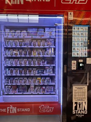 China High Capacity Self Service Vending Machines 21.5 Inch Touch Screen And 6 Floors*10 Slots Capacity For Customer Case for sale