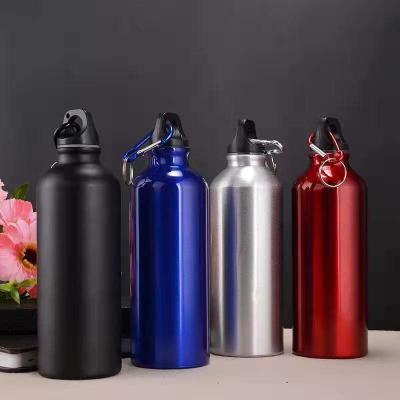 China Garrafas de água de 750 mL com carabiner Garrafa de água de alumínio portátil Jarra de água à prova de vazamento Para caminhadas Viagens Desportos ao ar livre Ginásio Fitness à venda