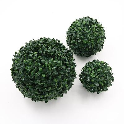 China Home Garden Office Wedding Decoration Home Garden Wedding Greenery Plastic Hanging Plant Artificial Boxwood Topiary Grass Ball for sale