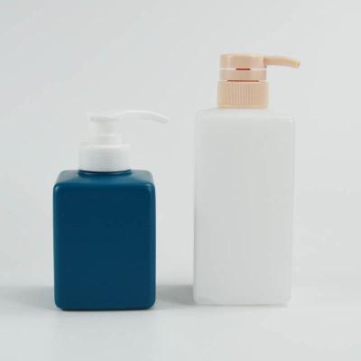 Chine Bouteille en plastique HDPE de 500 ml 16 oz en forme carrée avec pompe pour le shampooing et le gel de douche à vendre