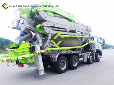 China 28-4M Betonpomp op vrachtwagen met mixer Vier arm M-vormige vouw Open hydraulische bediening Te koop