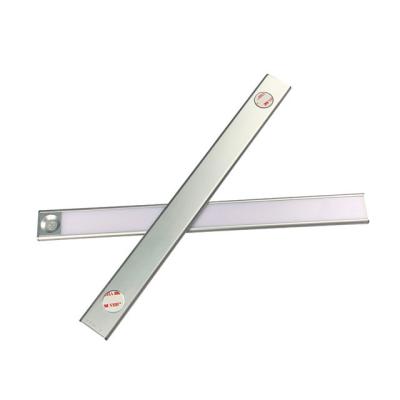 Chine 30cm longueur lampes en plastique armoire lampe de poche pour les solutions d'éclairage industriel et d'entrepôt à vendre