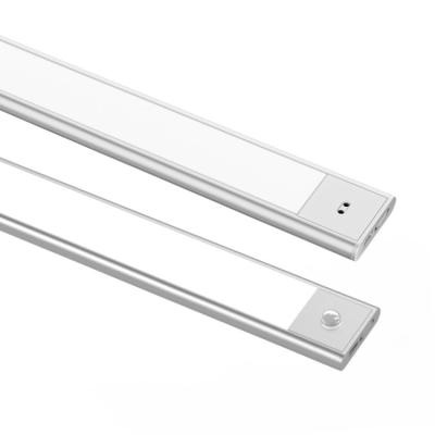 Chine 5 mm d'épaisseur sous le panneau lumineux de l'armoire 1.25-3.25W 200-520 mm Installation facile à la surface pour l'éclairage à vendre