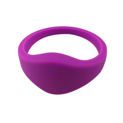 中国 支払のWaterparkの病院のためのシリコーンRFIDの破片 EV1 2k 4K 8Kのバンドのブレスレット 販売のため
