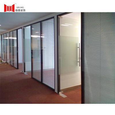 China 6063 de Muur van de aluminiumverdeling berijpte Vaste Glasverdeling met Blinden Te koop