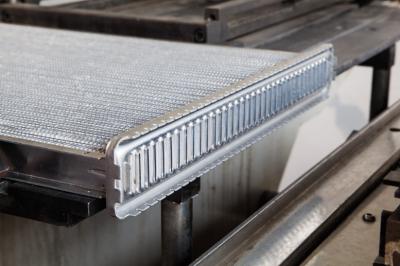Cina la metropolitana di aletta di Machine Side Plate del costruttore del centro del radiatore 5.5kw installa il macchinario dell'Assemblea in vendita