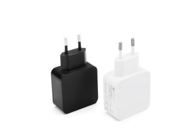 Cina Adattatore di alimentazione USB universale AC100-240V Peso leggero mercato europeo caricabatterie classe energetica VI in vendita