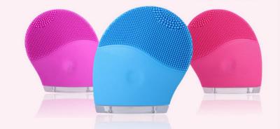 Chine Brosse de nettoyage faciale électrique à piles avec le matériel de silicone à vendre