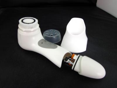 Chine Brosse de nettoyage faciale tournante électrique de femmes blanches avec des têtes de rechange à vendre