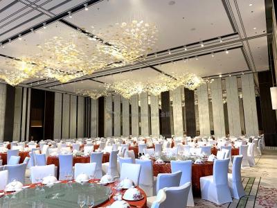China Salões de banquetes Parede divisória móvel Acústica e empilhamento para configurações de salas personalizáveis à venda