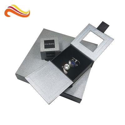 China Cajas de papel de empaquetado modificadas para requisitos particulares del regalo del tamaño con el sellado caliente grabado en relieve en venta