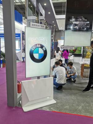 中国 デジタル表記透明なOledを立てる人間の特徴をもつ9.1 43inの床 販売のため